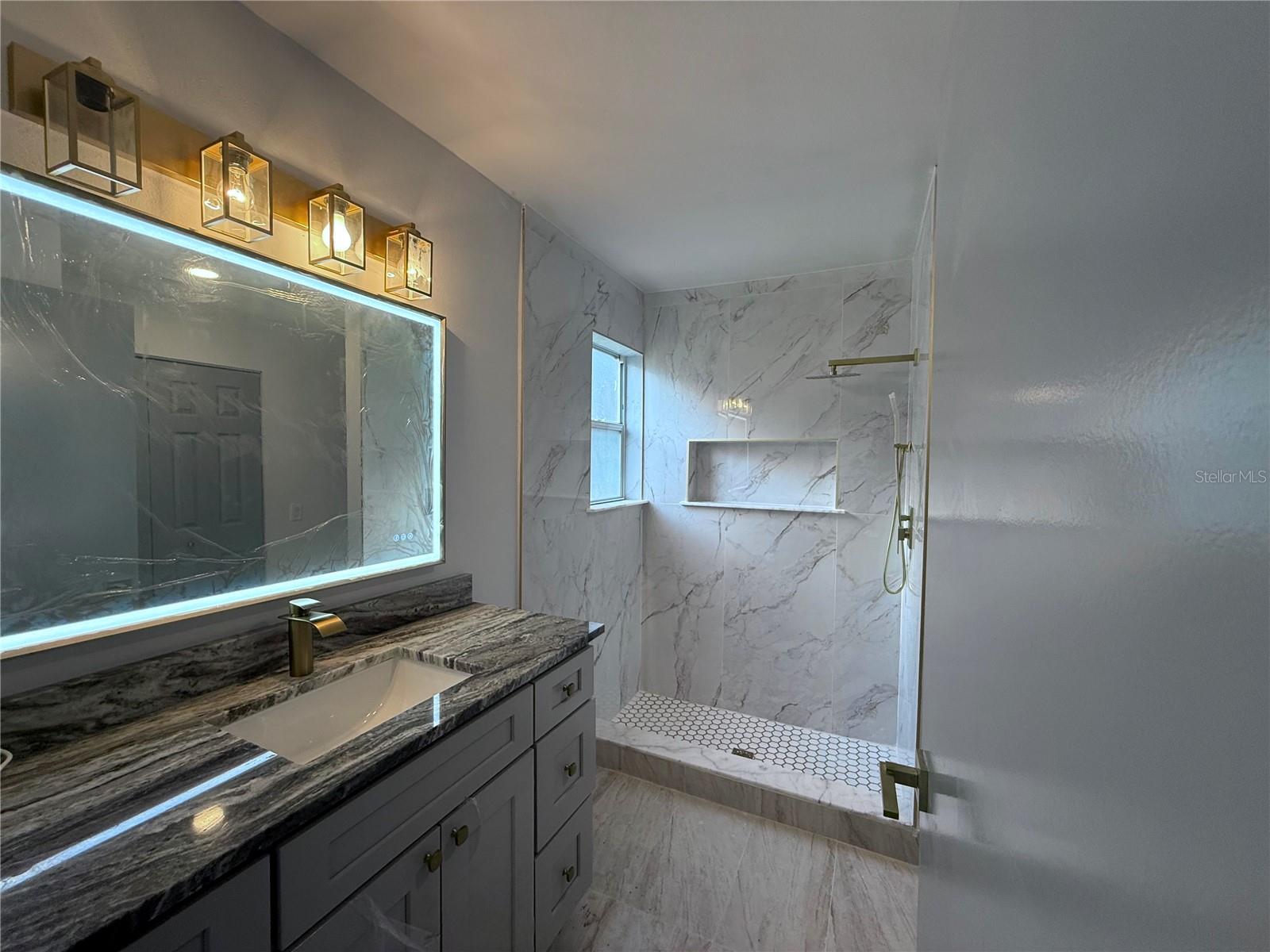 FOX LAKE TWNHMS - Residential Lease