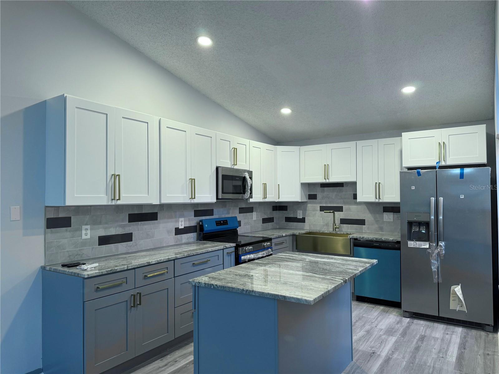 FOX LAKE TWNHMS - Residential Lease