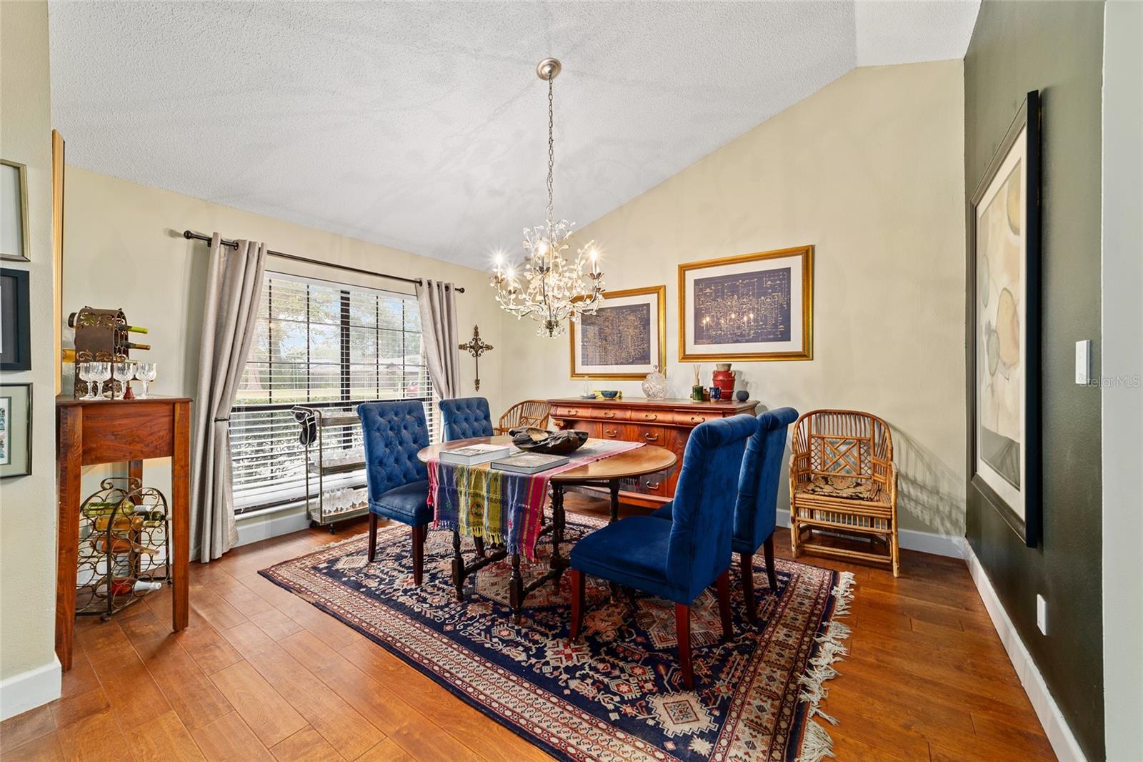 COUNTRY ESTATE - Residential