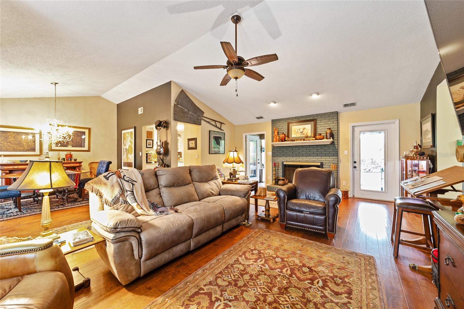 COUNTRY ESTATE - Residential