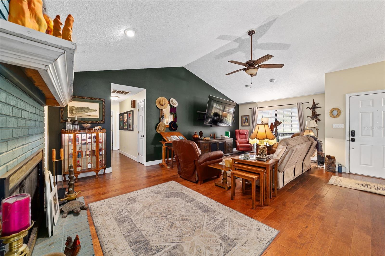 COUNTRY ESTATE - Residential