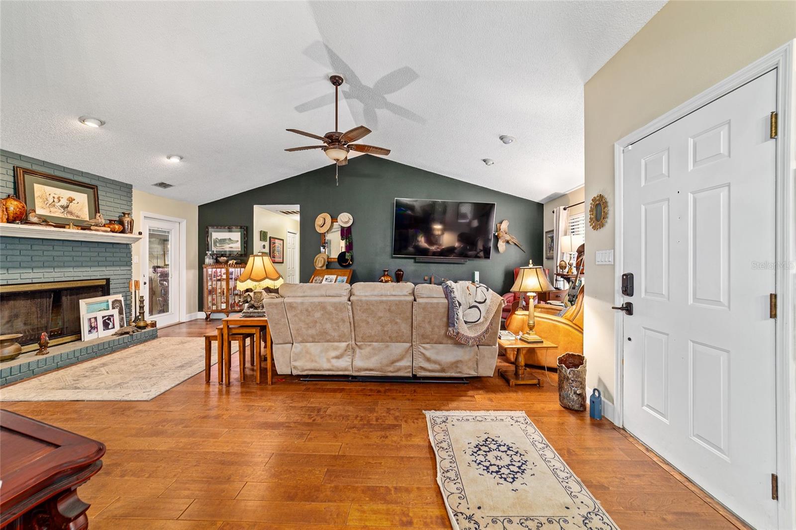 COUNTRY ESTATE - Residential