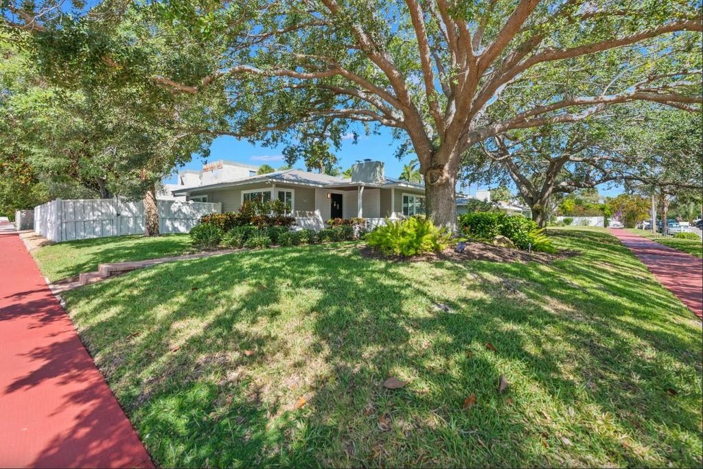 Photo of 140 S Blvd Of The Presidents, Sarasota, FL 34236 (MLS # A4683280)