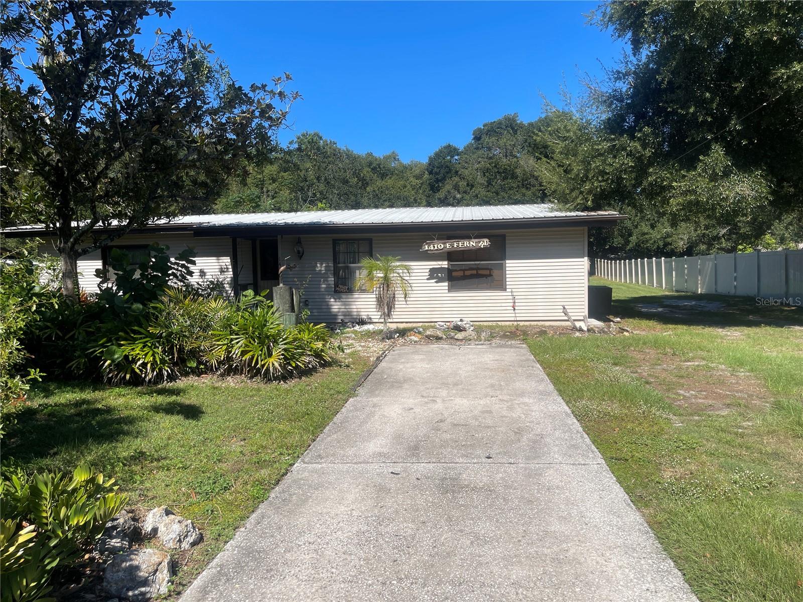 Investor or DIY Project! Sitting on 1.38 acres in Lakeland, this single-family home offers plenty of space and endless potential. The house needs renovations, but with the right vision, it could be brought back to life and turned into something special. The large lot gives you room to expand or add outdoor features. Great opportunity for investors, flippers, or anyone looking for a fixer-upper with land. Don’t miss your chance to create value and make this property shine again!