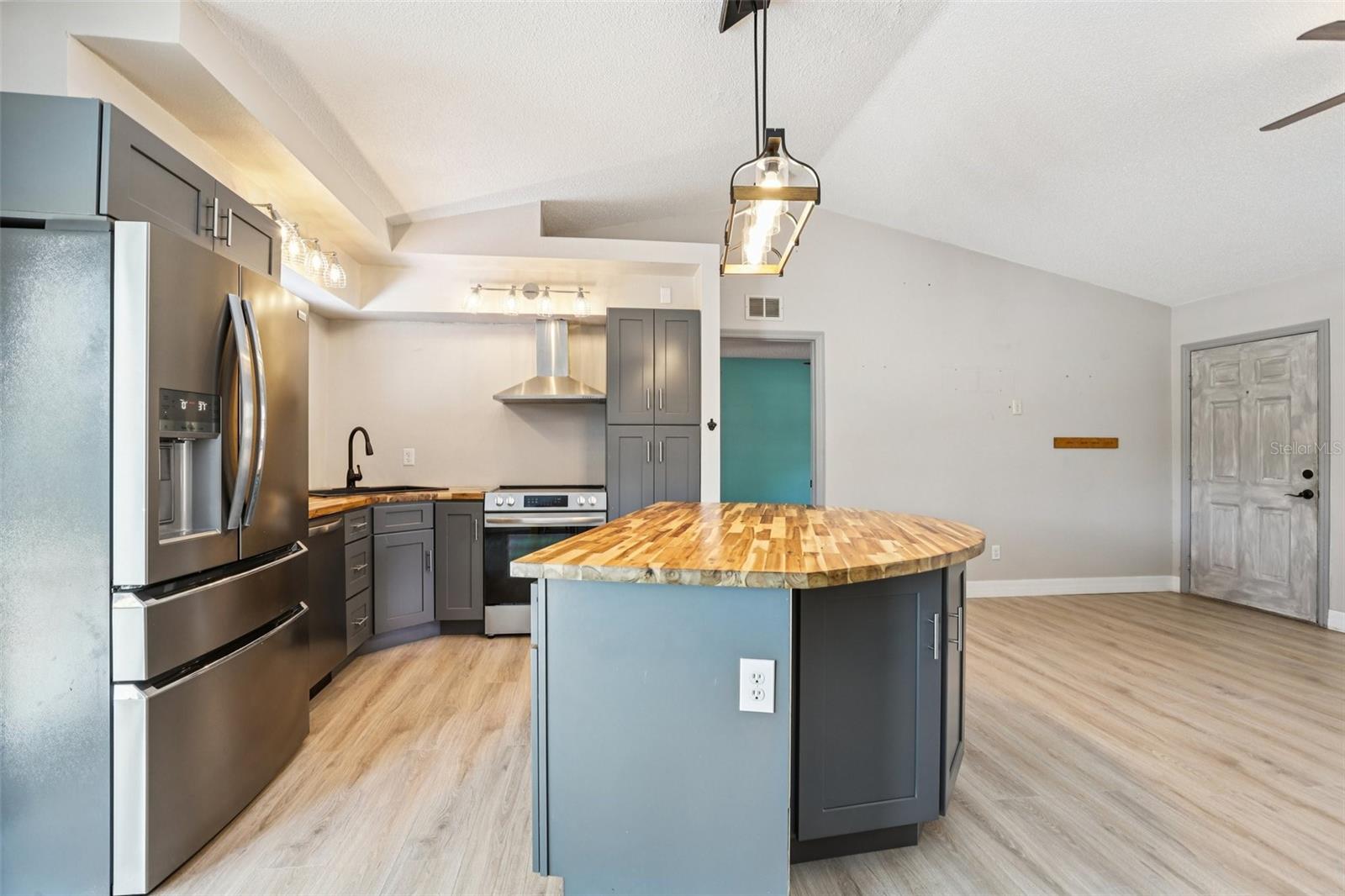 ROYAL HIGHLANDS - Residential