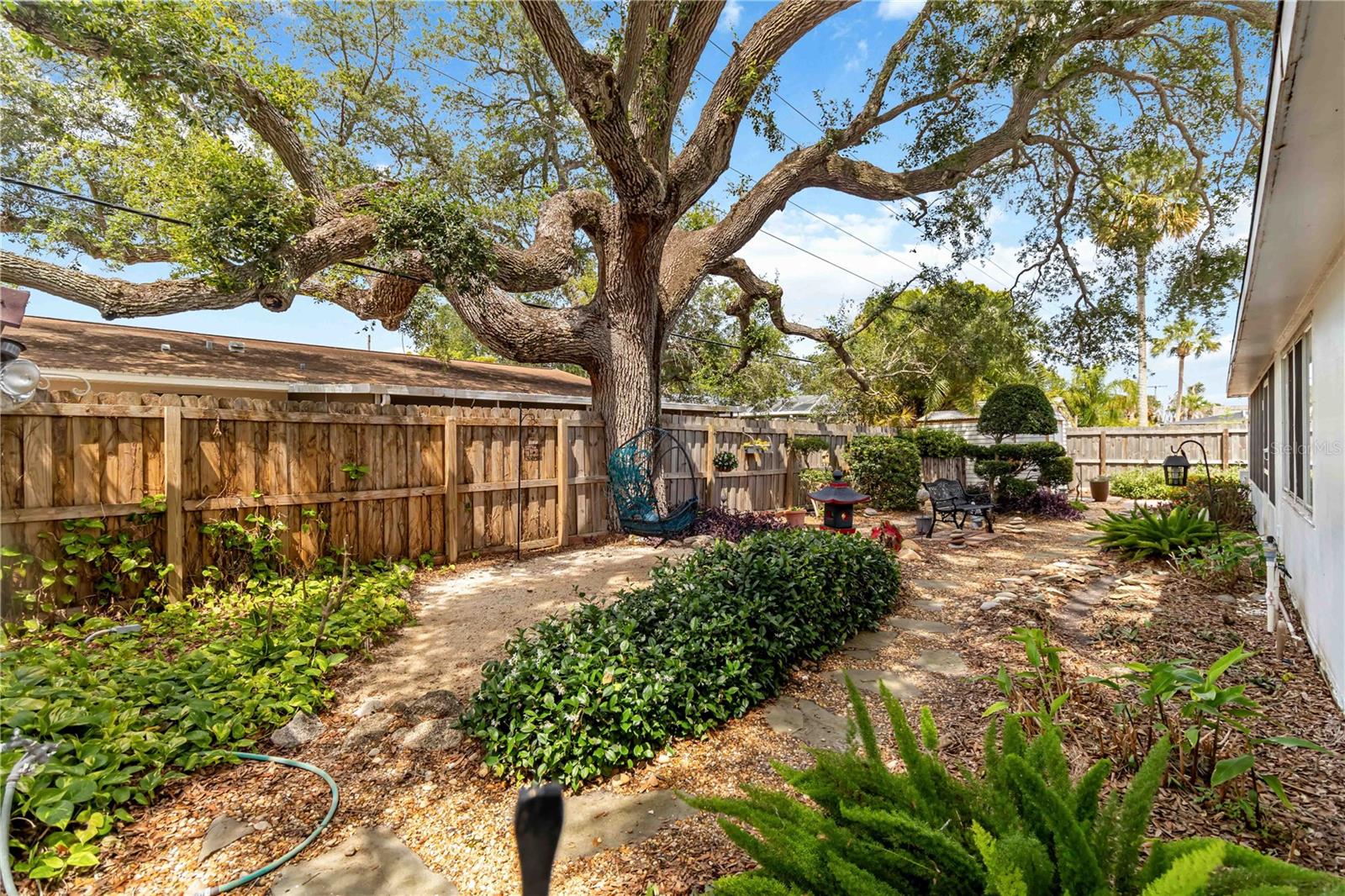 RAINTREE BY LAKE - Residential