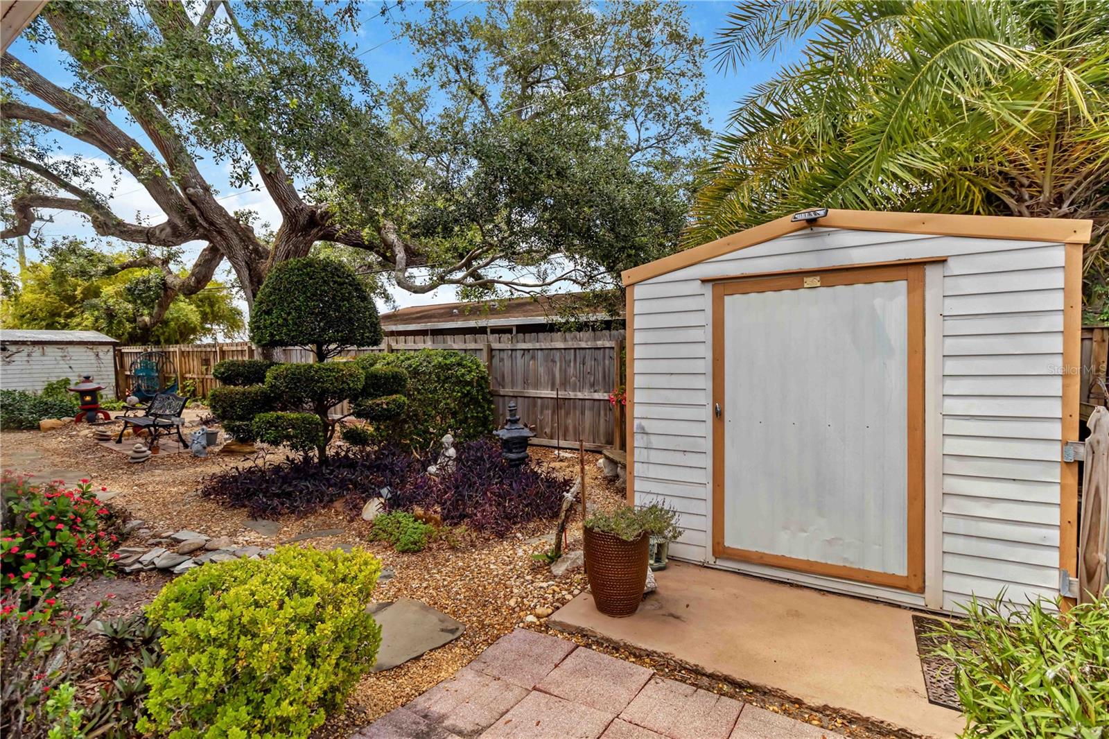 RAINTREE BY LAKE - Residential