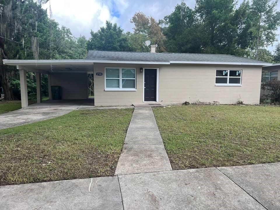 Remodeled home featuring ceramic tile through-out ...eat-in kitchen. Large backyard. Located minutes to schools and downtown area. 45 minutes to orlando.
One small pet allowed under 15 pounds. Available for occupancy Oct 6th, 2025.