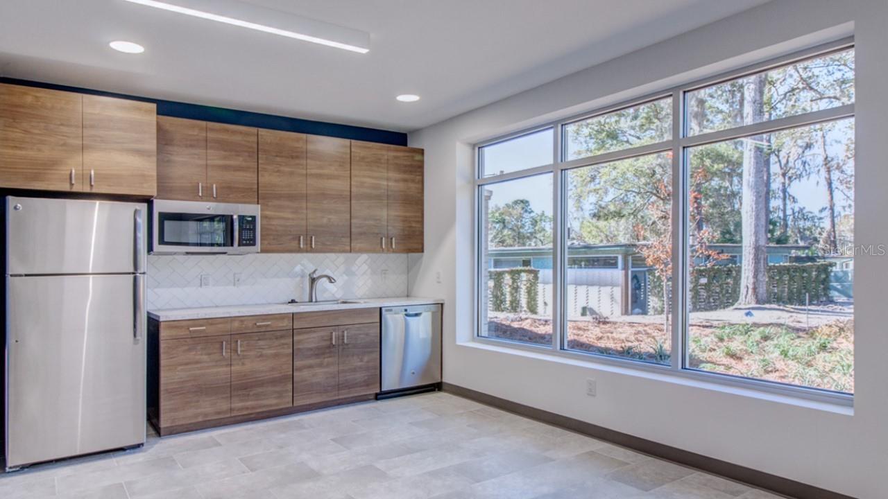 BAILEY J B ESTATE - Commercial Lease