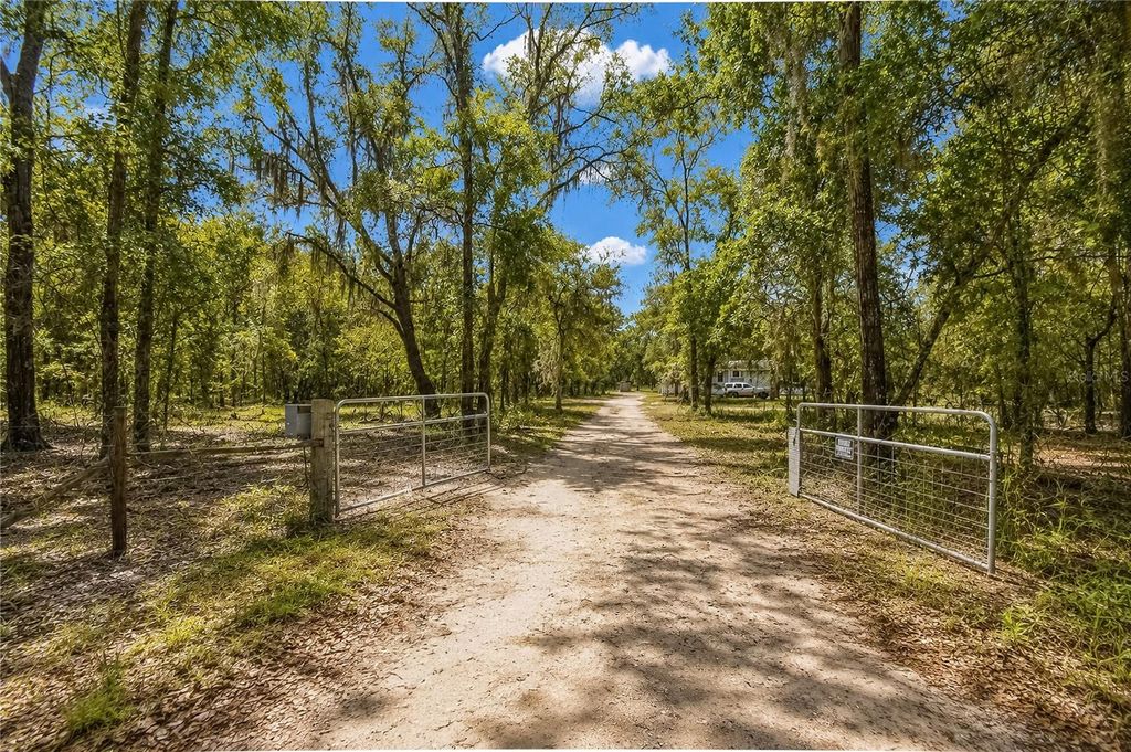 Photo of 181 Windy Hills Road, Hawthorne, FL 32640 (MLS # GC542233)