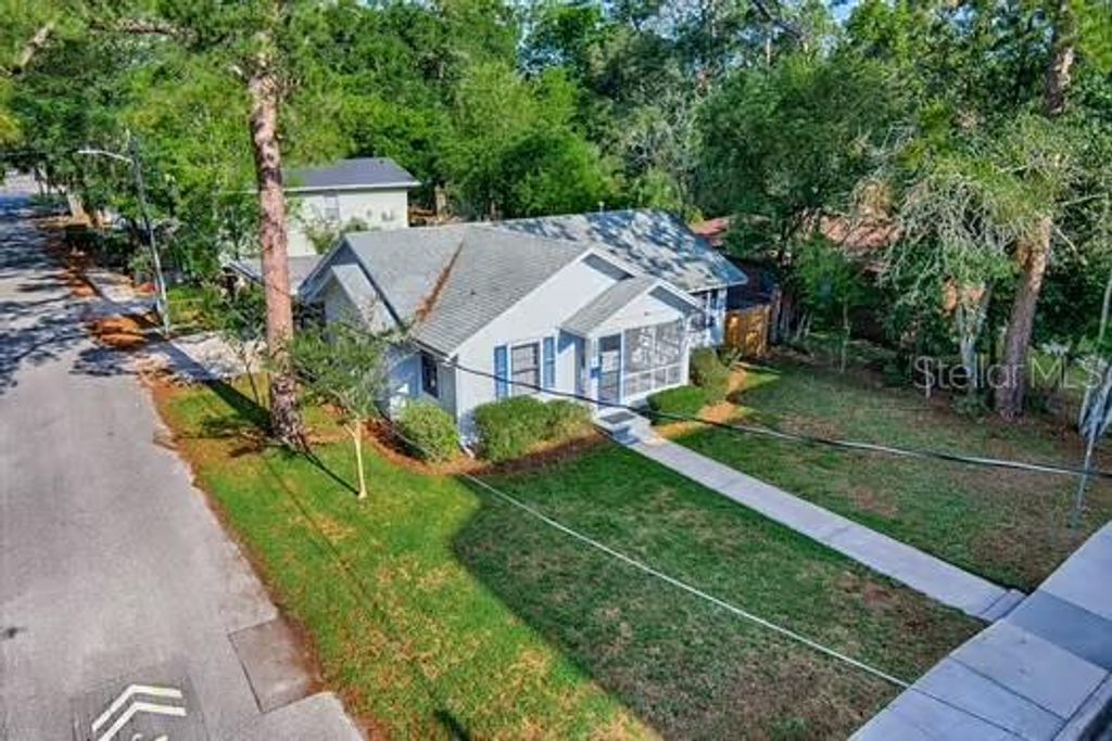 Photo of 302 NW 19 Street, Gainesville, FL 32603 (MLS # GC540341)