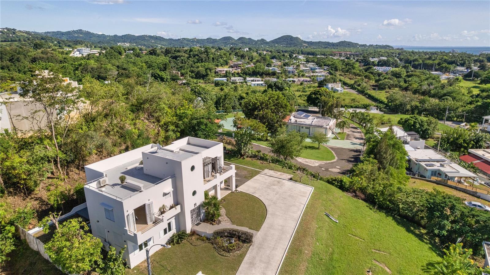 LOS ROBLES - Residential