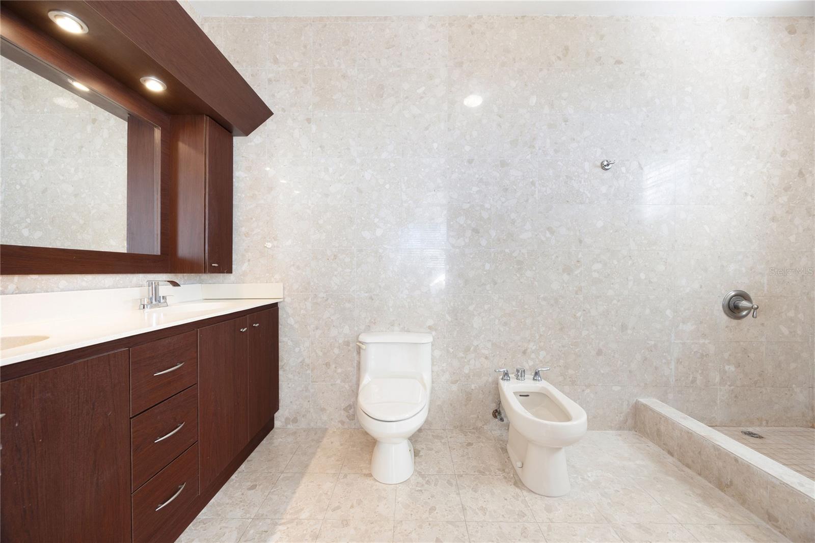 LOS ROBLES - Residential