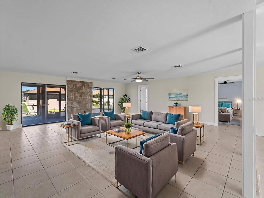 Photo of 318 Oakwood Circle, Englewood, FL 34223 (MLS # N6138614)