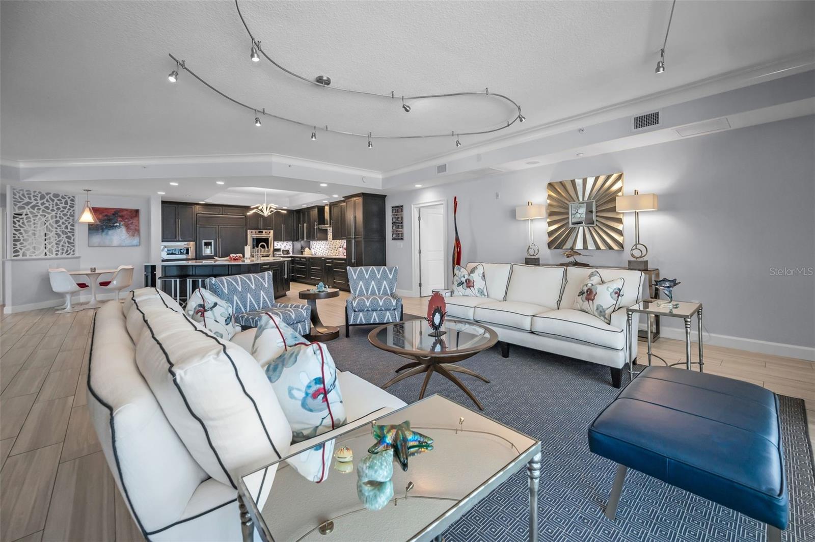 LA VISTANA B CONDO - Residential