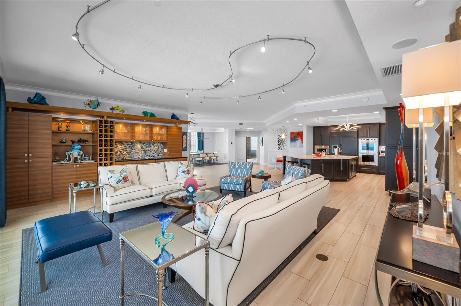 LA VISTANA B CONDO - Residential