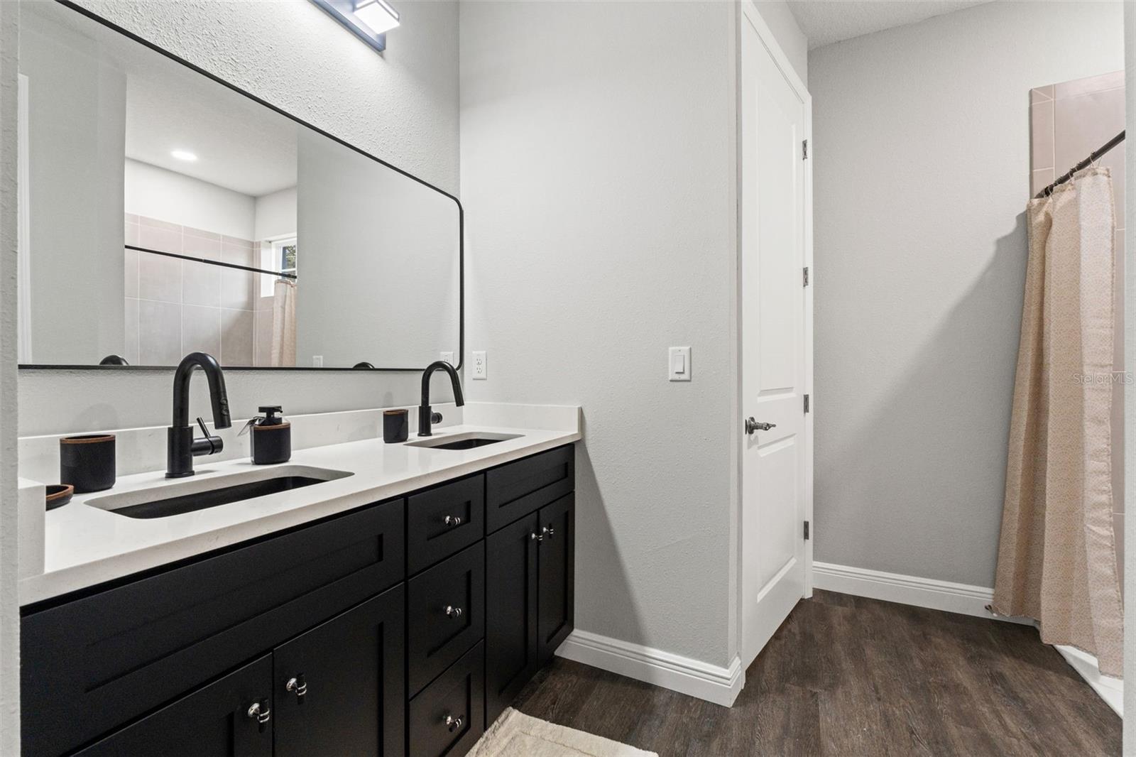 VOSS OAK LAKE ESTATE - Residential