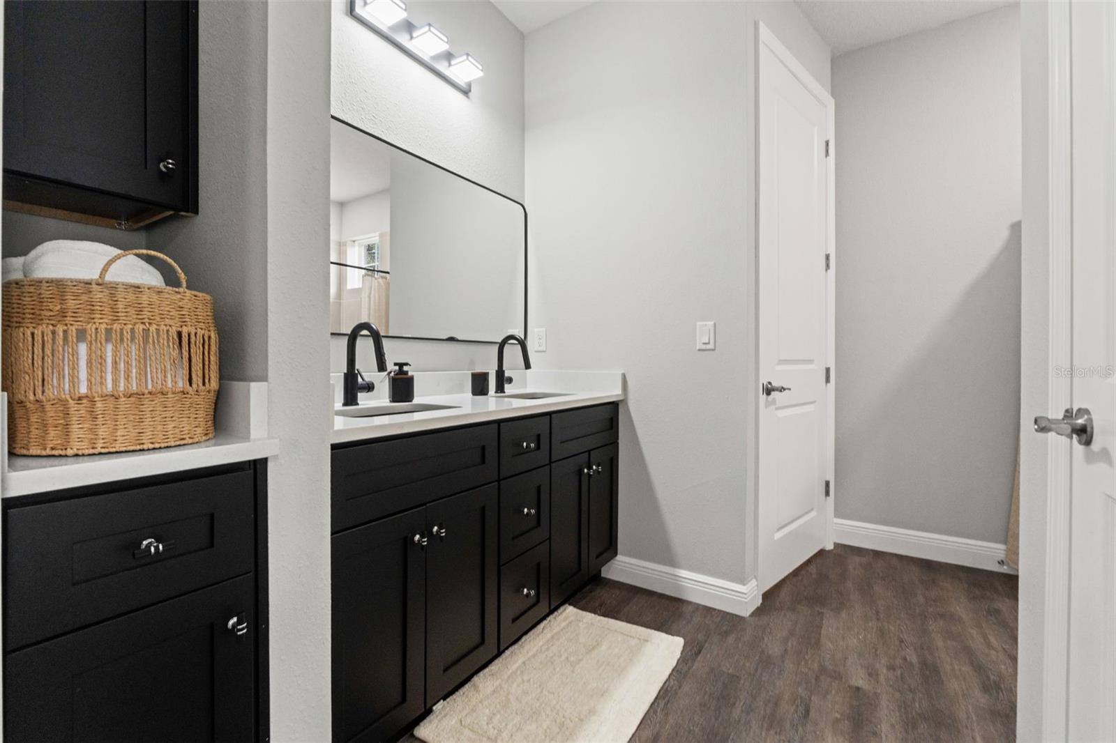 VOSS OAK LAKE ESTATE - Residential