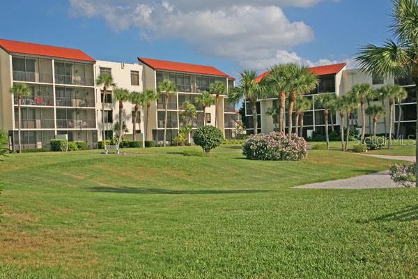 SEAPLACE on LONGBOAT KEY. Relax and spend your winter days at this tropical seaside paradise. This pretty two bedroom condominium is well appointed with a king size bed in the primary suite. Primary bathroom has a walk in shower. SEAPLACE has all the amenities. to enjoy your stay: Two swimming pools, tennis courts, fitness center, clubhouse, and the most amazing beach on LBK. Just minutes to ST ARMANDS CIRCLE of restaurants, shops and entertainment.