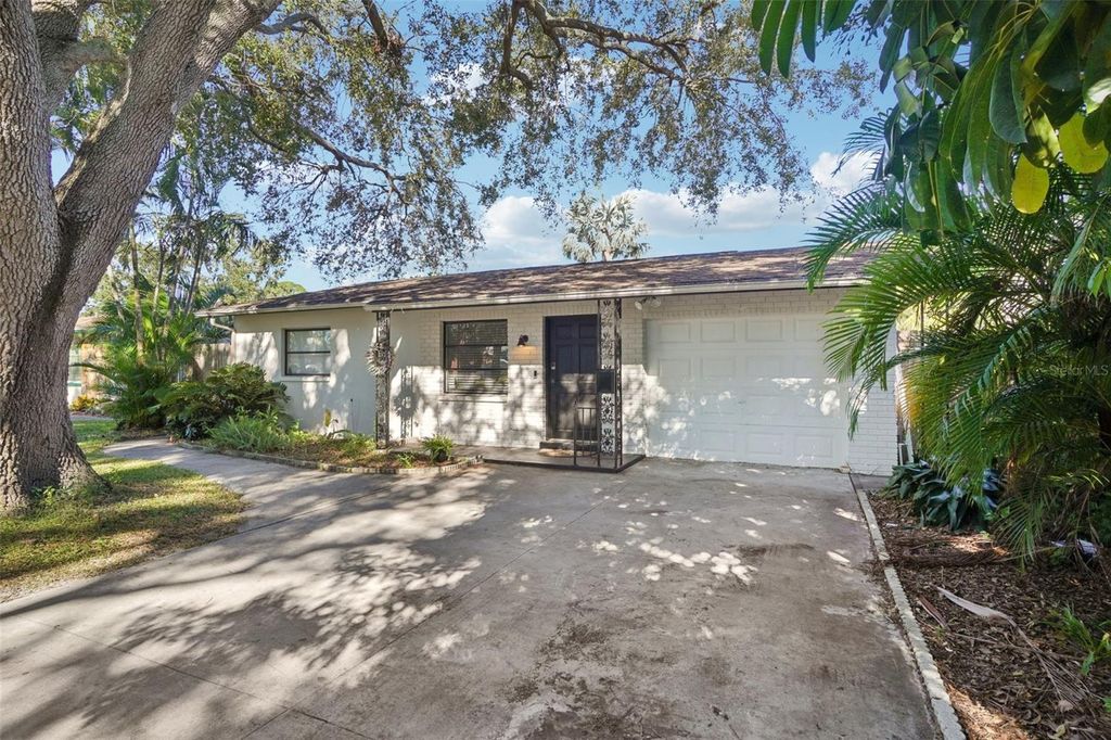 Photo of 162 SE Lincoln Circle N, St Petersburg, FL 33703 (MLS # TB8499667)
