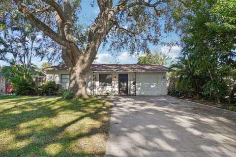 Photo of 162 SE Lincoln Circle N, St Petersburg, FL 33703 (MLS # TB8499667)
