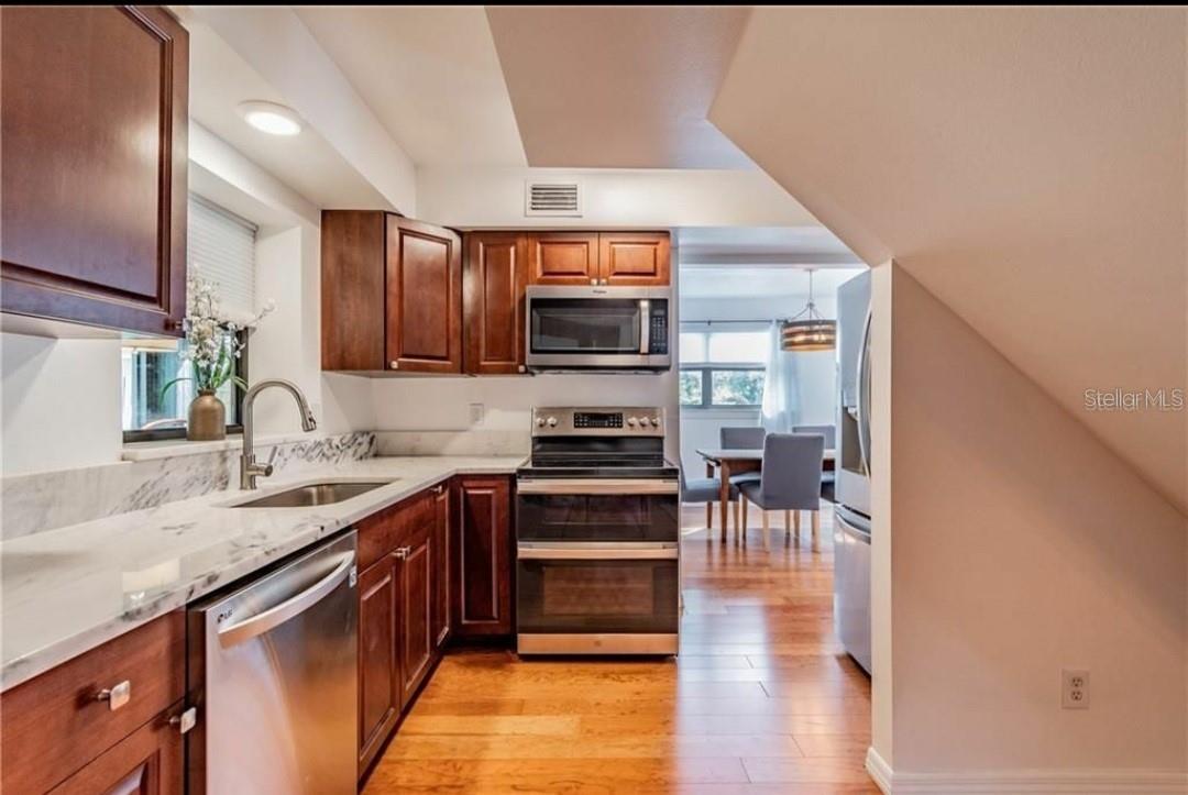 YEARWOOD-WADFORD-HAMILTON ADD TO LARGO - Residential