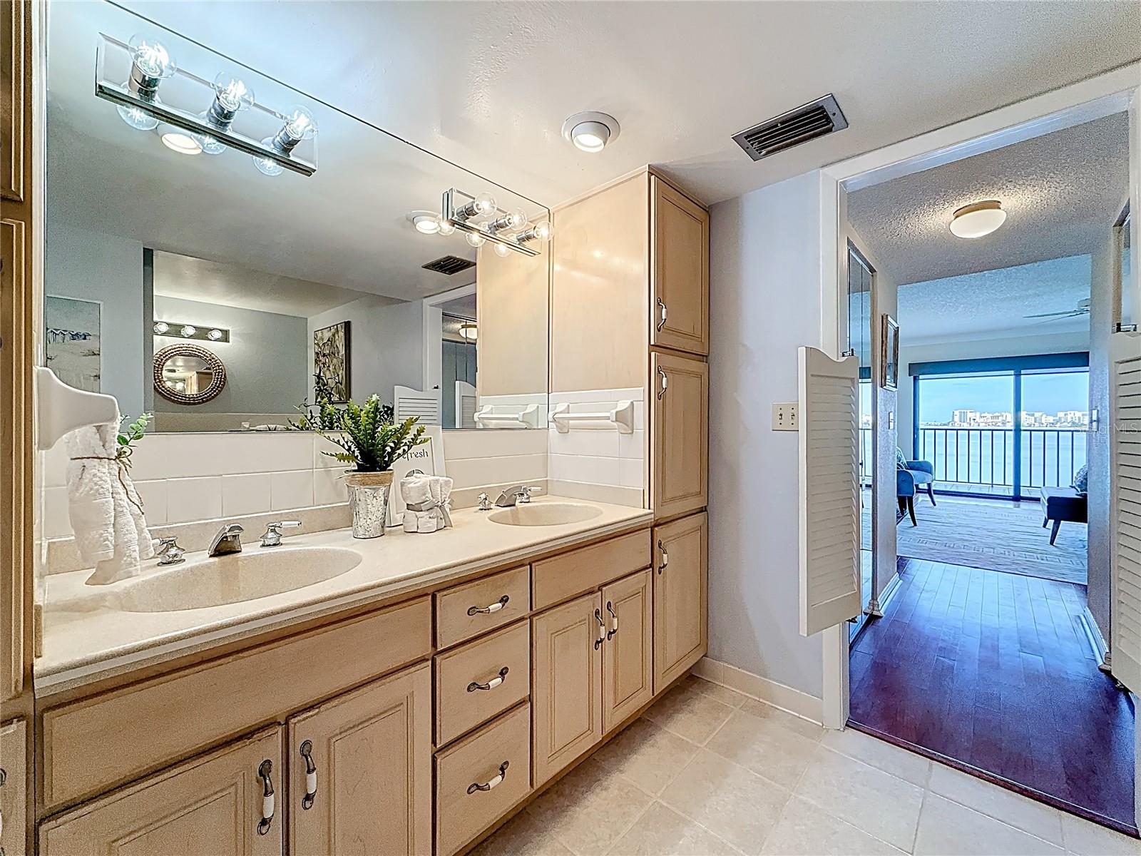 VIEWPOINT-ON-THE-BAY CONDO - Residential