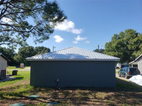 A home in LAKE WALES