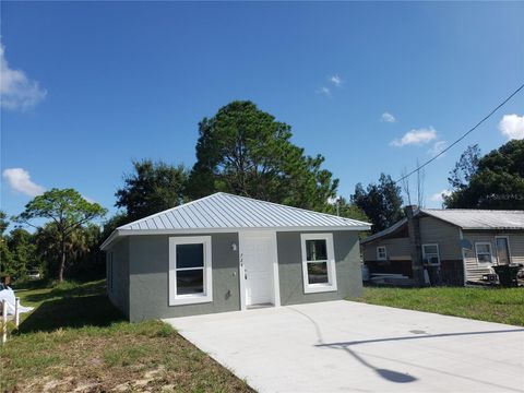 A home in LAKE WALES