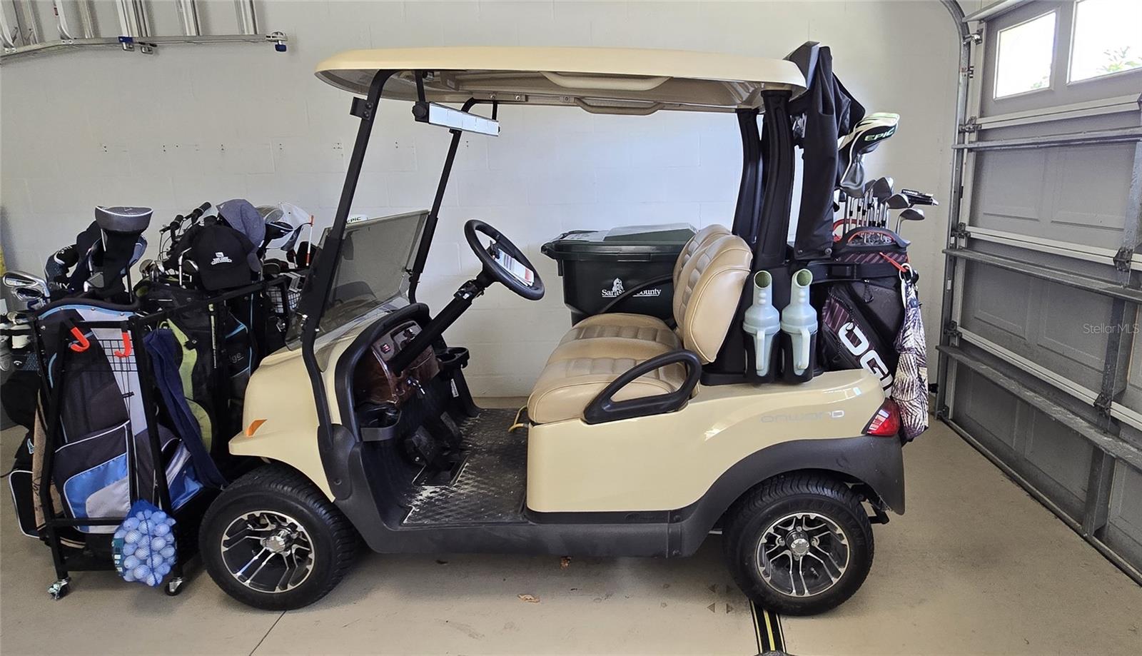 PELICAN POINTE GOLF & COUNTRY CLUB - Residential