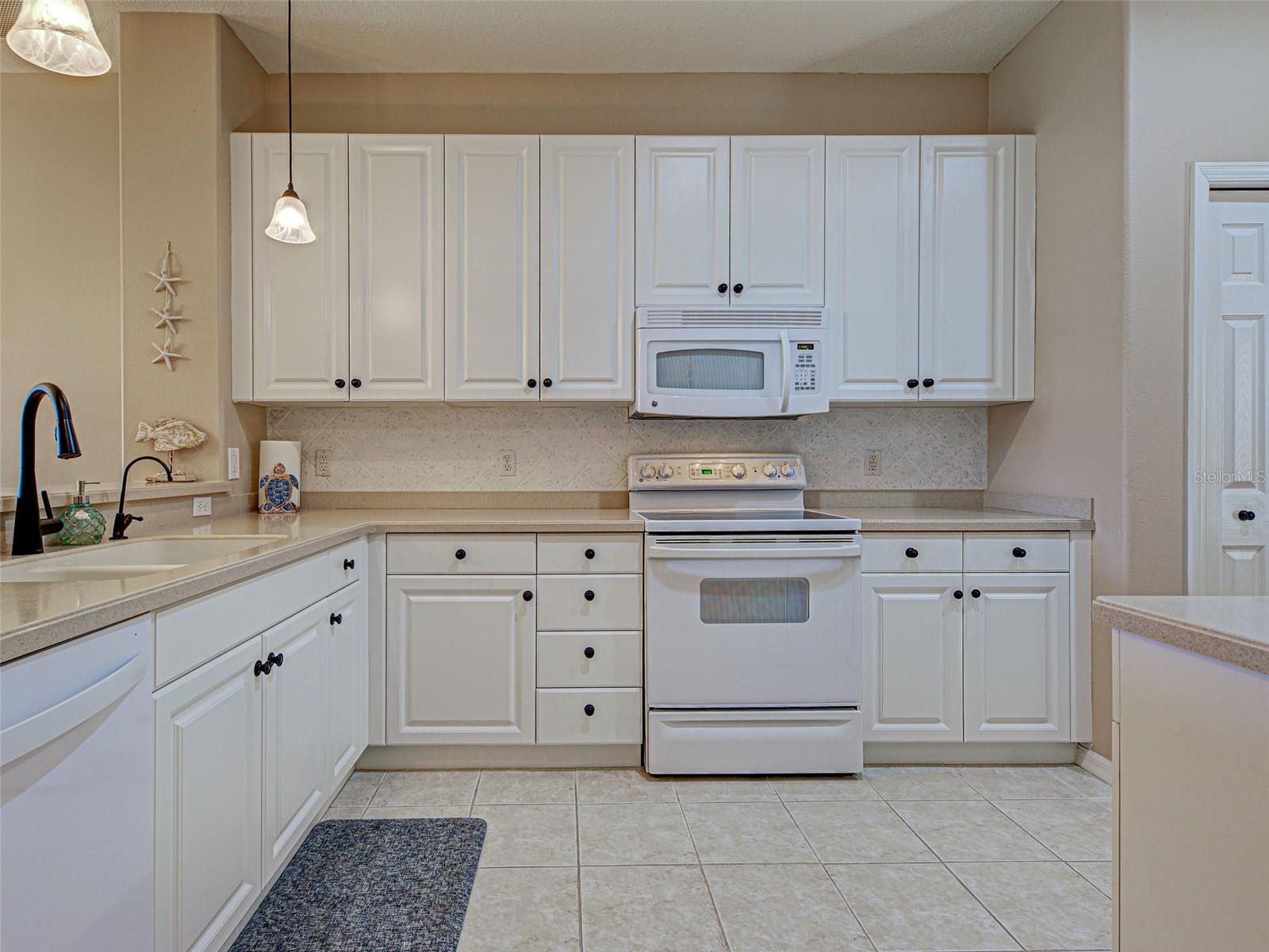 PELICAN POINTE GOLF & COUNTRY CLUB - Residential