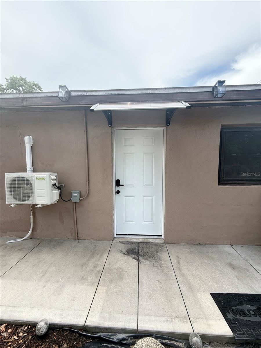 Welcome to your modern and efficient studio located in the heart of Tampa! Nestled privately at the rear of the main home, this beautifully updated unit offers the perfect blend of comfort and style. Inside, you’ll find sleek porcelain tile floors throughout, a tastefully tiled full bathroom, and granite countertops in the kitchen. The kitchen is equipped with a brand-new stainless steel refrigerator and a convenient 2-in-1 gas oven and stove — ideal for home cooking. This studio is perfect for anyone seeking low-maintenance living without sacrificing quality or design.
Rent includes water, sewer, trash, and electricity, making this an even more attractive and budget-friendly option. Don’t miss out on this well-maintained, move-in-ready rental that puts you close to everything Tampa has to provide. APPLY TODAY!