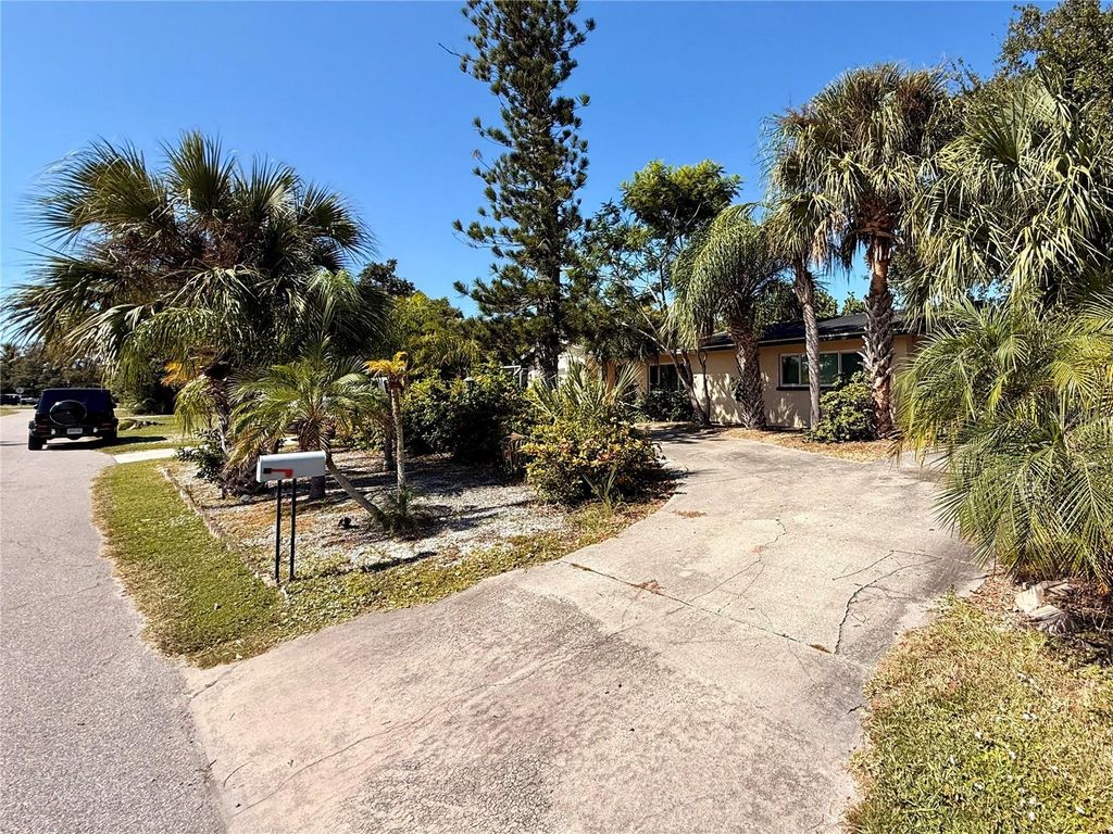 Photo of 1721 Birchwood Street, Sarasota, FL 34231 (MLS # A4669540)
