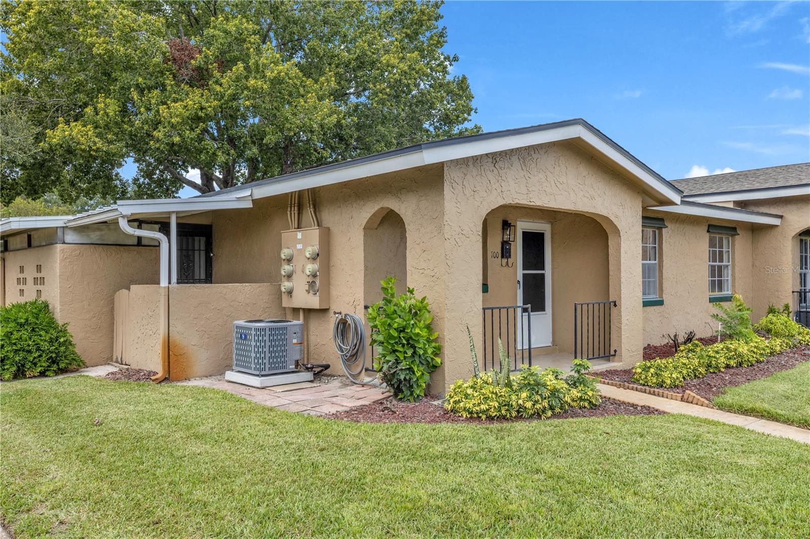 Casas a venda 4 - Jen Dantas 236 MONT BLANC COURT 100