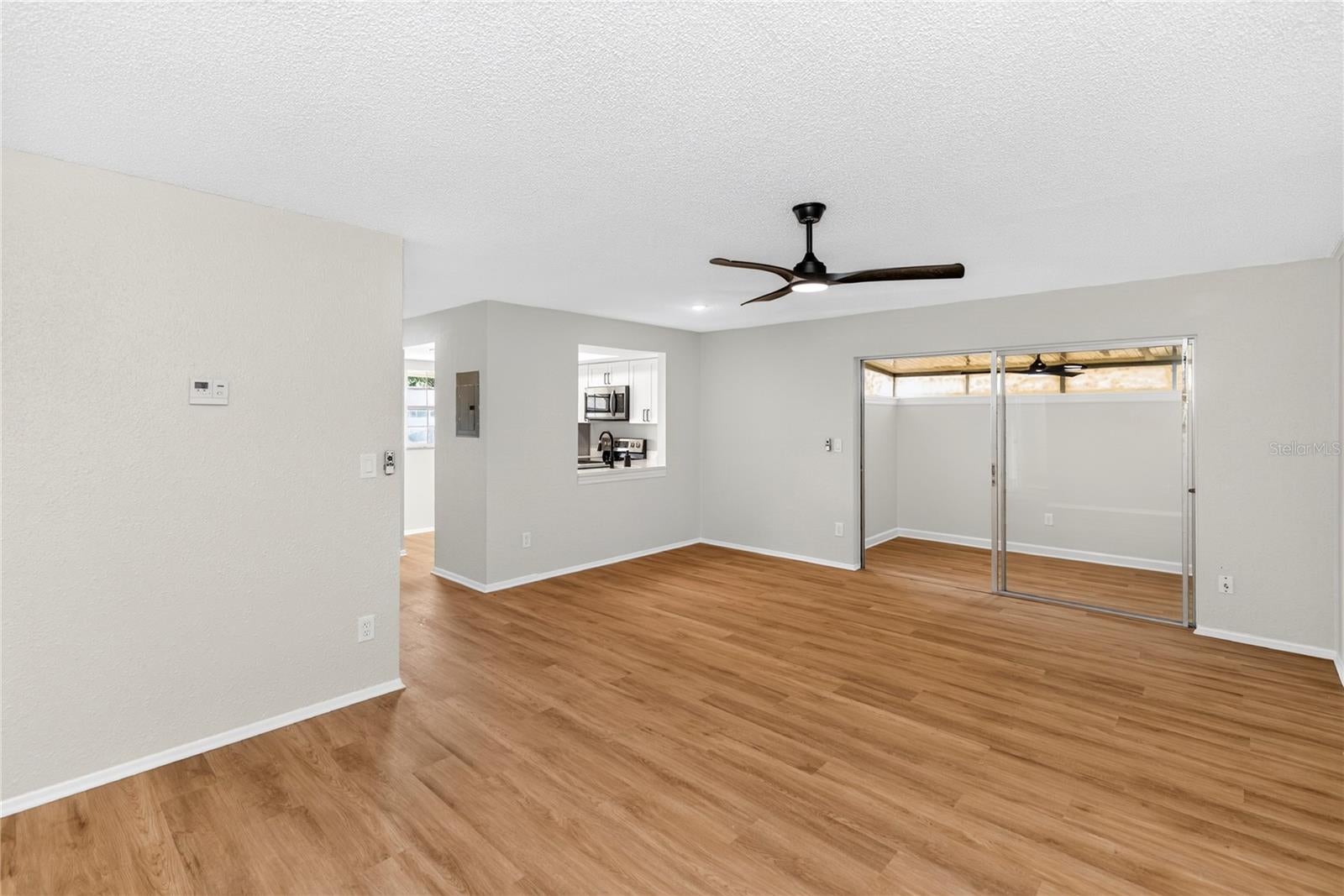 Casas a venda 3 - Jen Dantas 236 MONT BLANC COURT 100