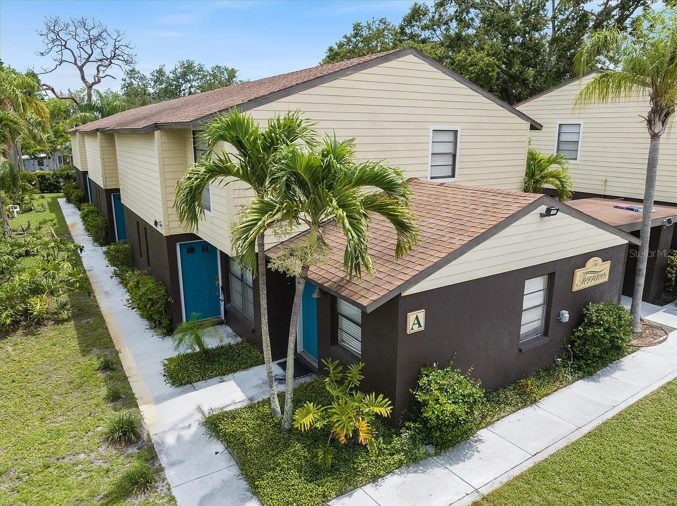 Amazing LOCATION! west side of US1, one block from the bay. sunset beach area.. Remodeled unit, private parking spaces, water and garbage included. must see living space.