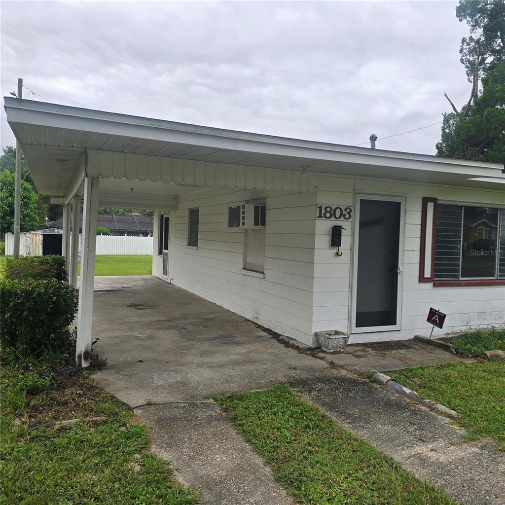 Photo of 1803 W Granfield Avenue, Plant City, FL 33563 (MLS # TB8555539)