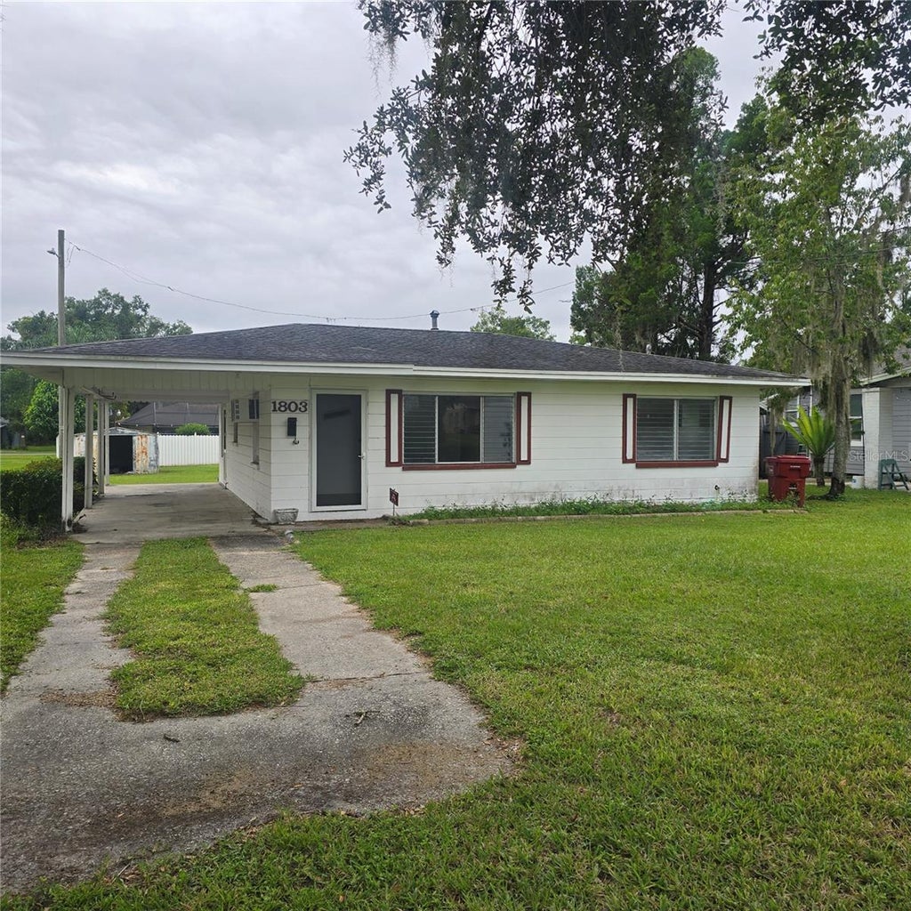 Photo of 1803 W Granfield Avenue, Plant City, FL 33563 (MLS # TB8555539)
