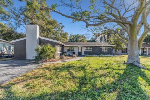 A home in WINTER HAVEN