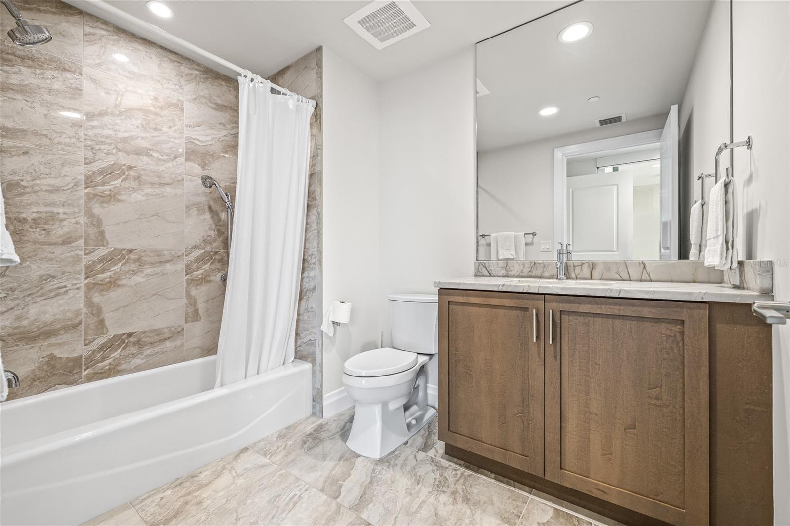 SUNSET POINTE AT COLLANY KEY III CONDO - Residential Lease