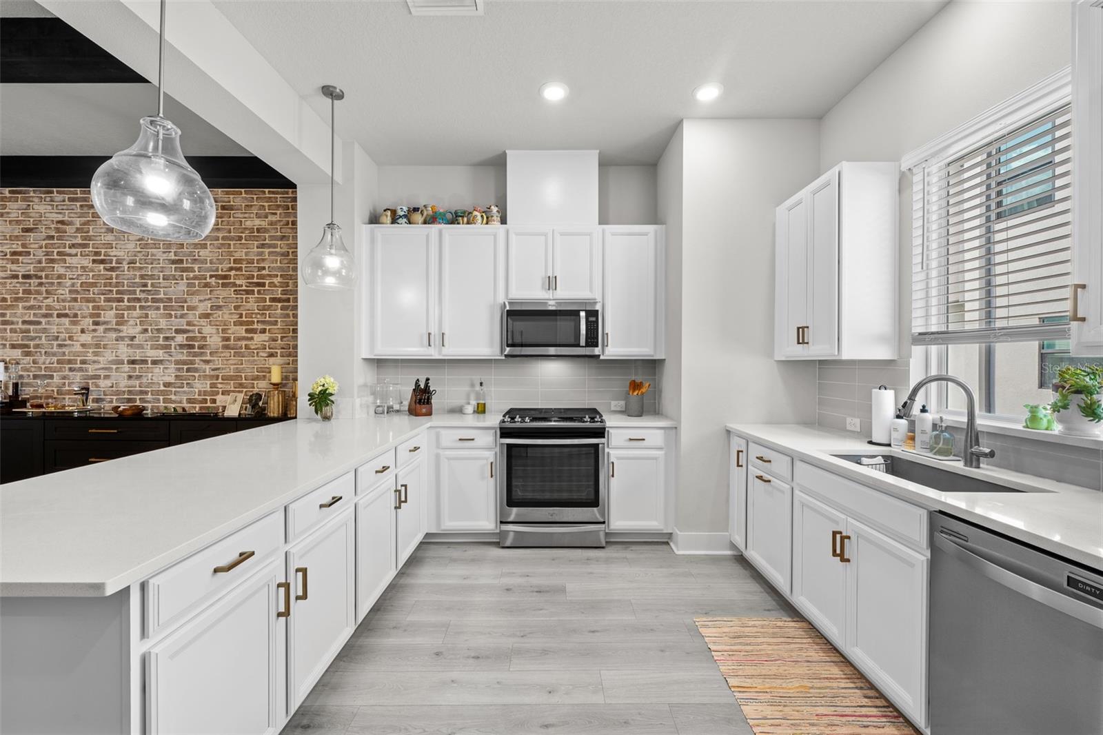 WESTSHORE VILLAGE TWNHMS - Residential