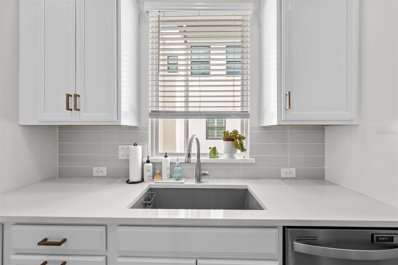 WESTSHORE VILLAGE TWNHMS - Residential