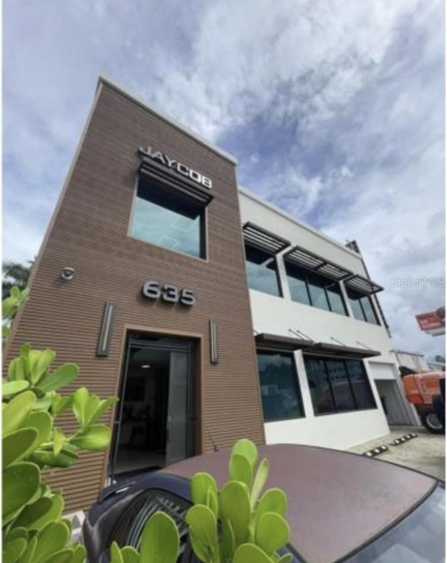 Office Space for Rent – Second Floor
Spacious office located on the second level with approximately 1,500 sq. ft. Equipped with inverter air conditioners throughout the space, 24/7 generator, water cistern, and water service. The property also offers valet parking for added convenience.