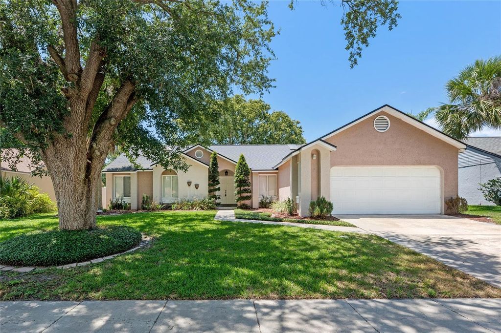 Photo of 521 Lakeshore Circle, Lake Mary, FL 32746 (MLS # O6427102)
