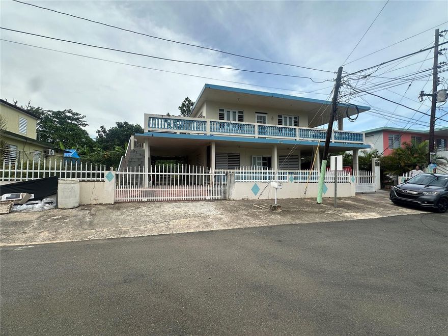 Short Sale. Property in excellent location and near in highhway, schools, fact food, police, ambulance, supermarkets, hospital and shooping center in the north area of Puerto Rico.