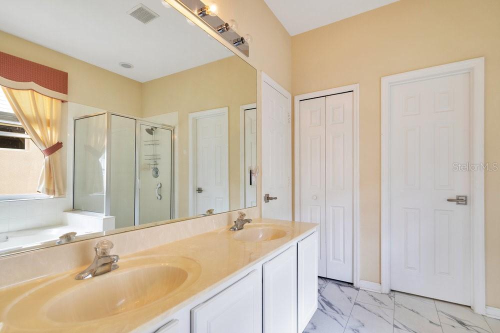 LAKES/WINDERMERE-PEACHTREE - Residential