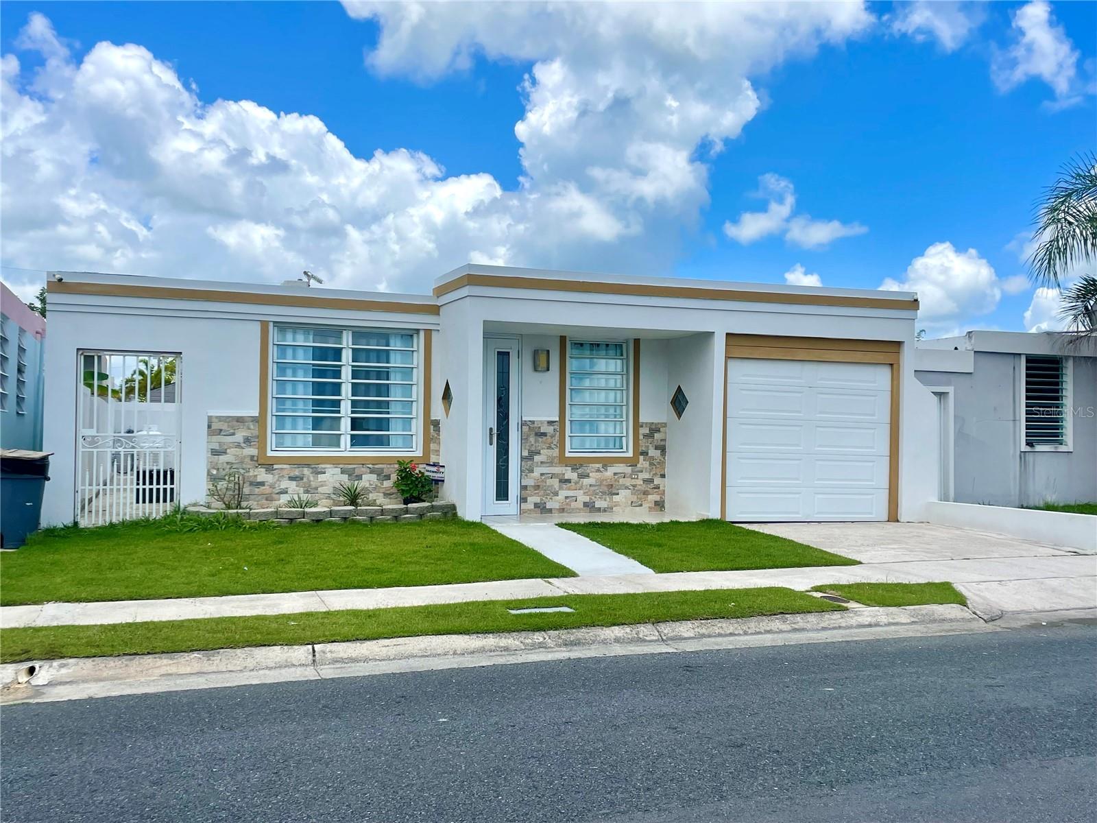 Cozy residence with 3 bedrooms, 2.5 bathrooms, living/dining room, kitchen, laundry and a 2-car garage. patio of 267 m c completely fenced.