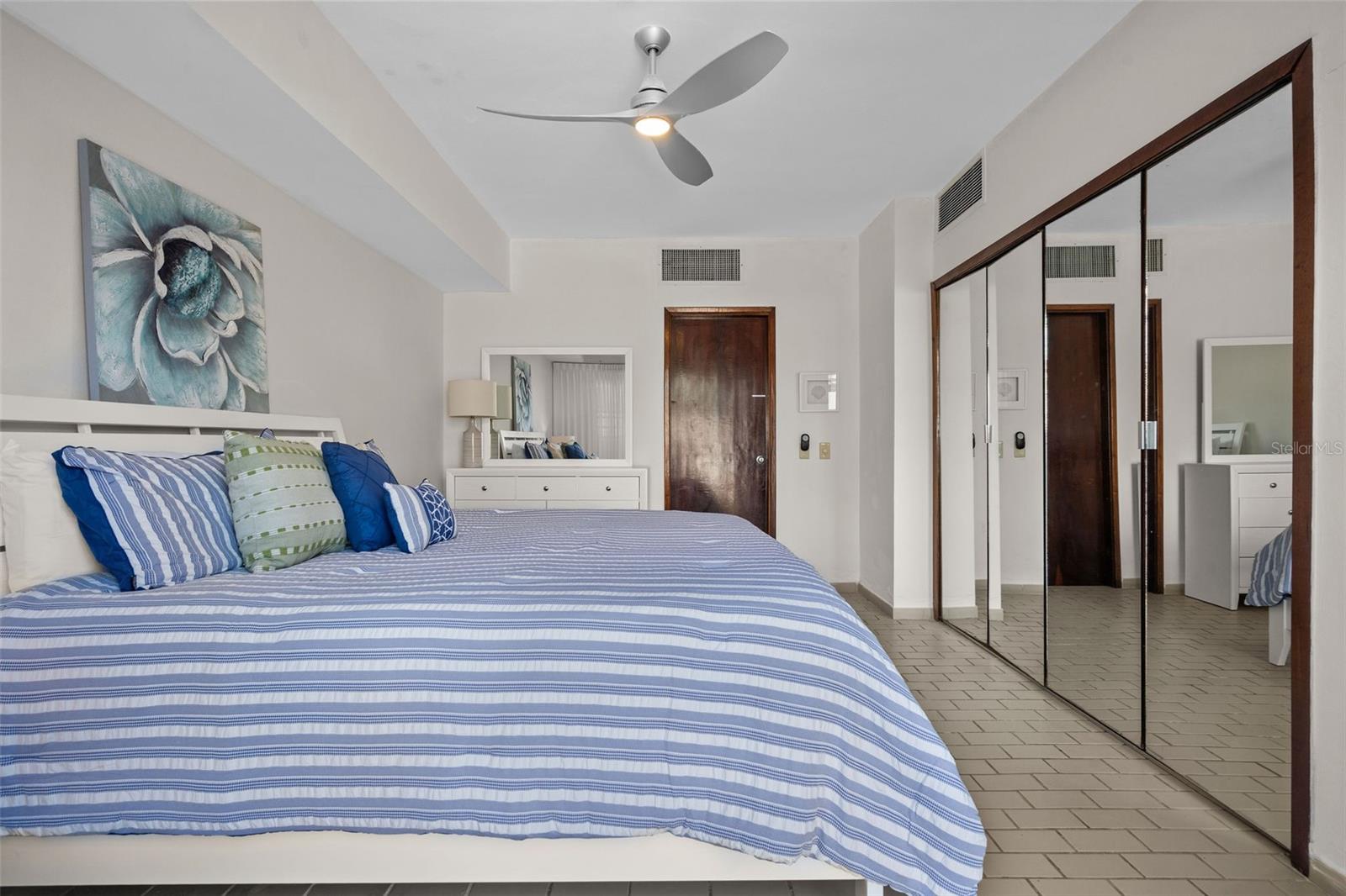 CRESCENT COVE CLUB CONDOMINIUM - Residential