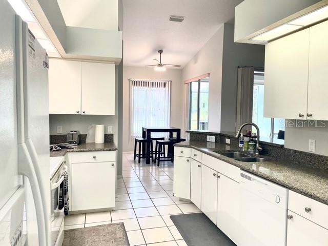 BAY OAKS ESTATES - Residential Lease