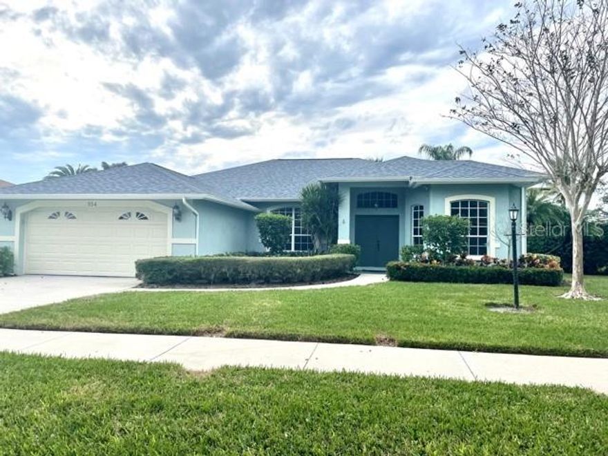 ANNUAL/ GENTLY FURNISHED 4 BED/2.5 BATH. The home is gently furnished which will work perfectly for the family who has some furniture already.
Available November1st - 9 month minimum - come stay here while your build your home.
Master has a king bed with ensuite bathroom.- walk in shower, garden tub. Guest room has twin beds, 2nd guest room has a built in office and a Murphy bed. 4th bedroom is empty and could be an office or a bedroom w/ closet. There is a half bath near this room.
The lanai is HUGE and has a nice tropical woods view. Centrally located - 14 minutes to the beach, 26 minutes to downtown Sarasota with all her cultural activities, 20 minutes to Venice, FL. Wifi and basic cable included.
This is a non smoking house. A dog may be accepted with a pet fee. 1st month's rent, last month's rent and security needed at move in.
